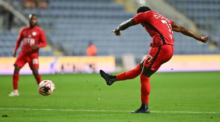 חוסה קורטס בועט