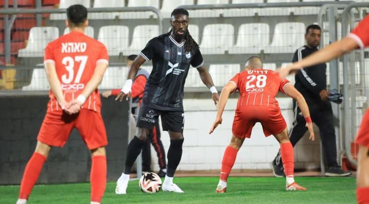 ג'ורדן בוטאקה בין שחקני סכנין (חג'אג' רחאל) ג'ורדן בוטאקה בין שחקני סכנין