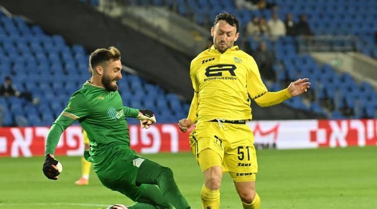 מתן זלמנוביץ' מפיל את עמרי אלטמן