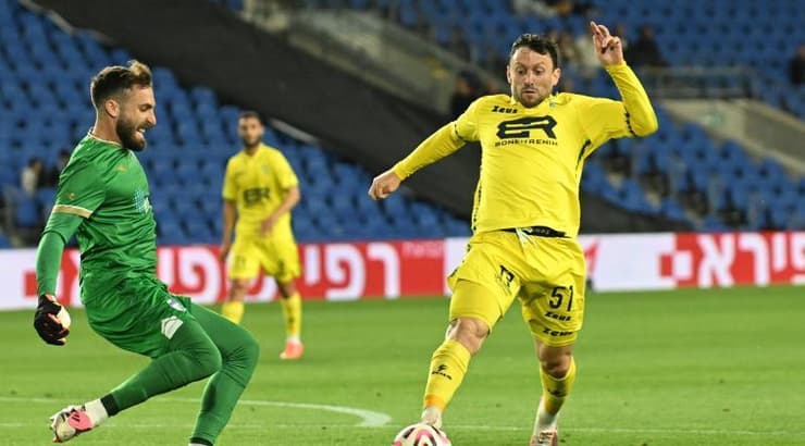 עמרי אלטמן משתלט על הכדור