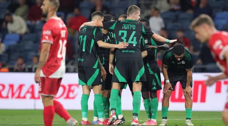 שחקני מכבי חיפה חוגגים את היתרון