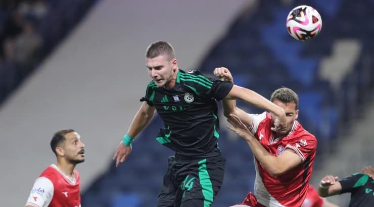 אולכסנדר סירוטה עולה לנגיחה