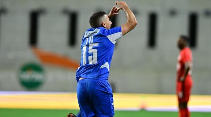 עידן ורד מסמל לב