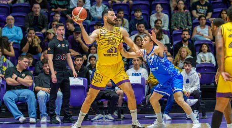 עידן זלמנסון עם הכדור (רועי כפיר) עידן זלמנסון עם הכדור