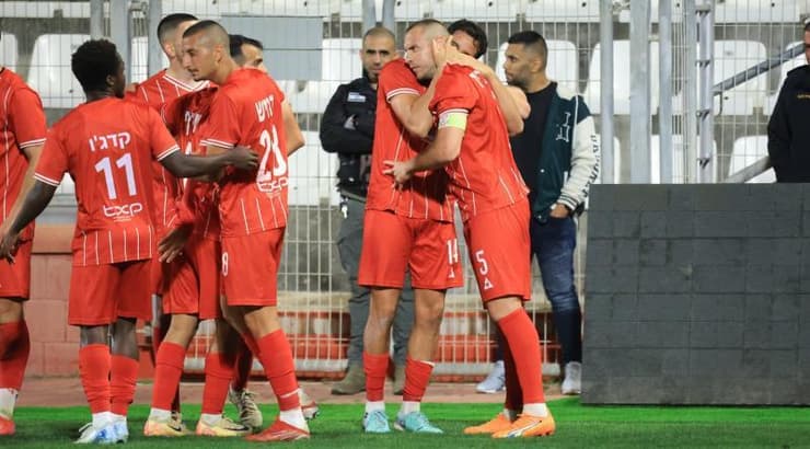 איאד עבו עביד חוגג עם שחקני סכנין (חג'אג' רחאל) איאד עבו עביד חוגג עם שחקני סכנין