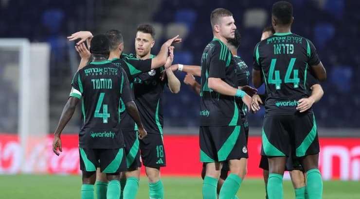 שחקני מכבי חיפה חוגגים ניצחון בדרבי