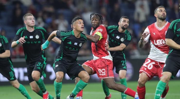 שחקני מכבי והפועל חיפה מנסים להגיע לכדור