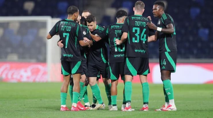 שחקני מכבי חיפה חוגגים