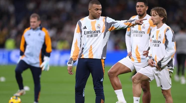 קיליאן אמבפה בחימום עם לוקה מודריץ' וג'וד בלינגהאם