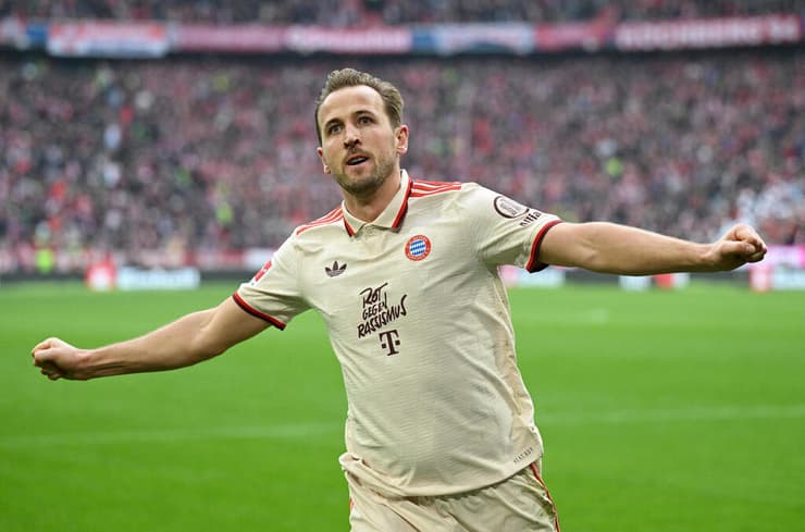 שער ובישול שלו הארי קיין (Angelika Warmuth/Reuters) שחקן באיירן מינכן הארי קיין