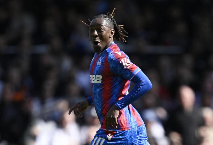 כיכב עם שער ובישול והעלה את פאלאס לחצי הגמר0 אברצ'י אזה (REUTERS/Tony O Brien) שחקן קריסטל פאלאס אברצ'י אזה