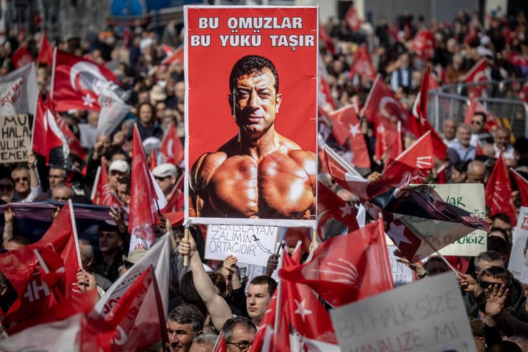 עצרת הפגנה ענקית ב איסטנבול טורקיה נגד מעצר יריבו המרכזי של ארדואן , אכרם אימאמאולו