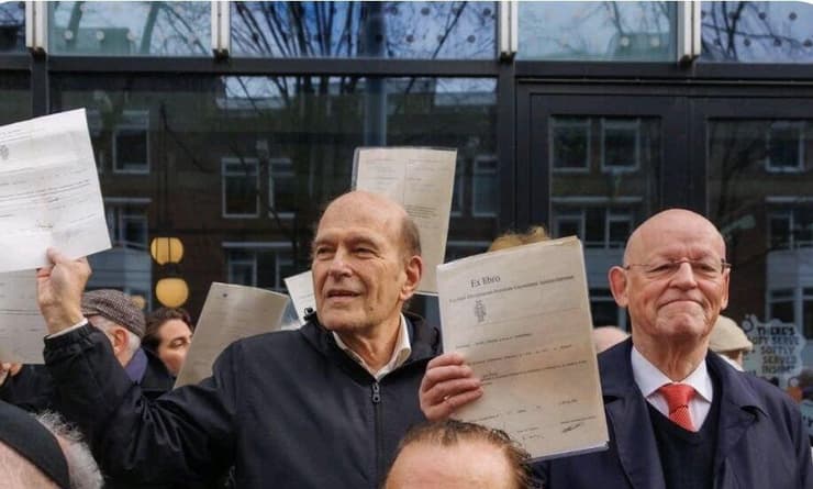 בוגרי אוניברסיטת אמסטרדם שהחזירו תעודות במחאה על ניתוק הקשר עם ישראל