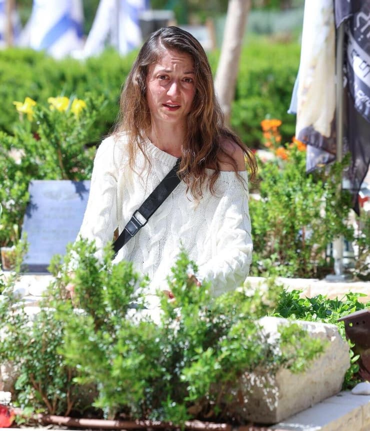 לונה סרגיינקו על קברו של אחיה ולד שהתאבד בעקבות שירות מילואים