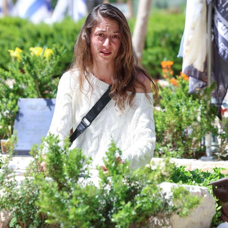 לונה סרגיינקו על קברו של אחיה ולד שהתאבד בעקבות שירות מילואים