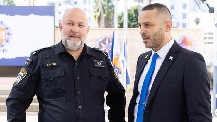 רואי כחלון וניצב בועז בלט, ינואר. האיש של נתניהו פעל לקידום "חוקר מספר 1" (צילום: לע"מ) רואי כחלון וניצב בועז בלט בינואר 2025