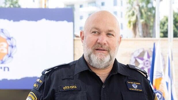 ניצב בועז בלט. יידרש להכריע על איזו יחידה תוטל החקירה (צילום: לע"מ) רואי כחלון וניצב בועז בלט בינואר 2025