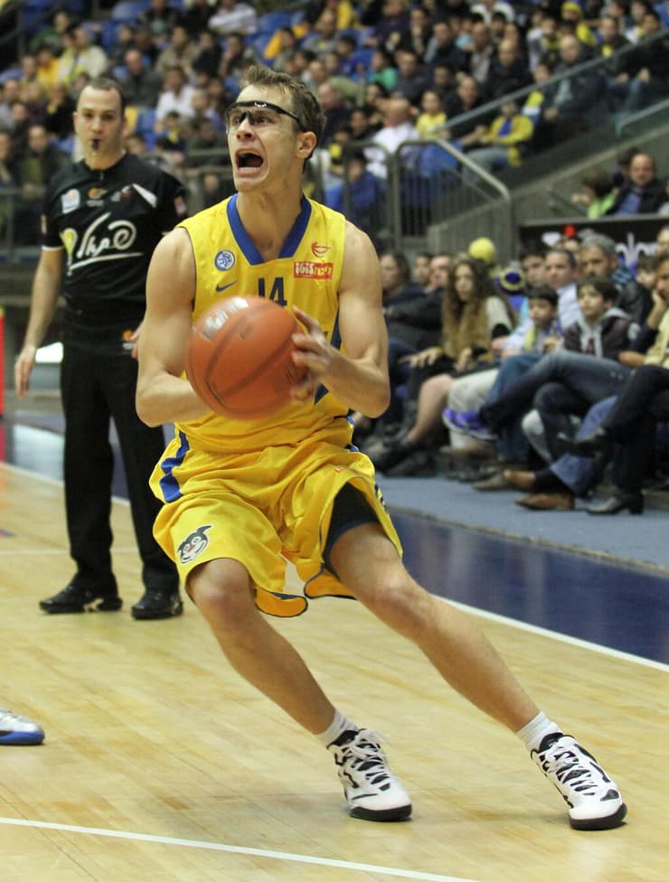 ג'ון שאייר במדי מכבי ת"א