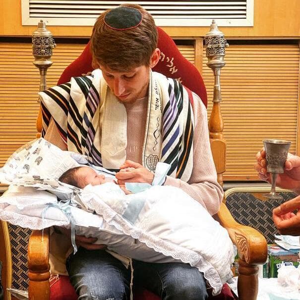 ולד סרגיינקו עם הבן אביאל, שנולד ארבעה חודשים לפני המלחמה