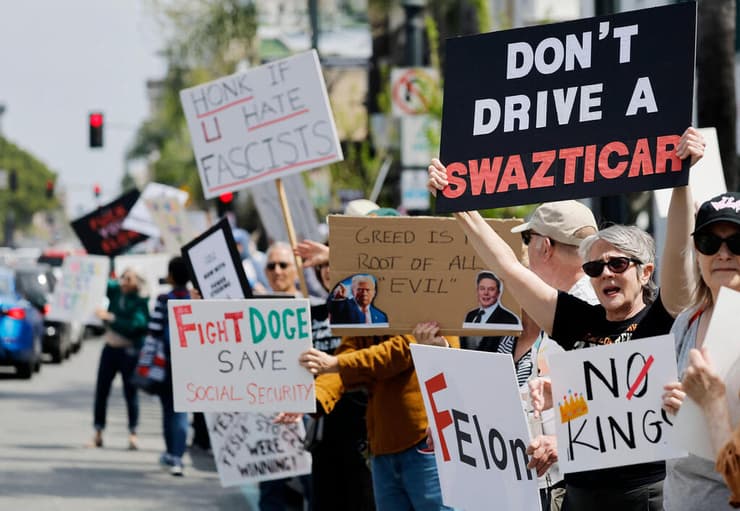 29 במרץ הפגנה נגד חברת טסלה ו אילון מאסק ב פסדינה קליפורניה ארה"ב