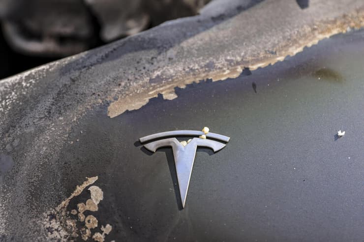 רכב טסלה שהוצת ב ברלין גרמניה 14 במרץ