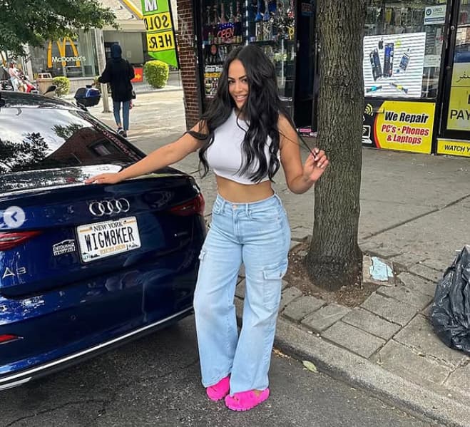 מרים יארימי ליד הרכב שבו נהגה בתאונה