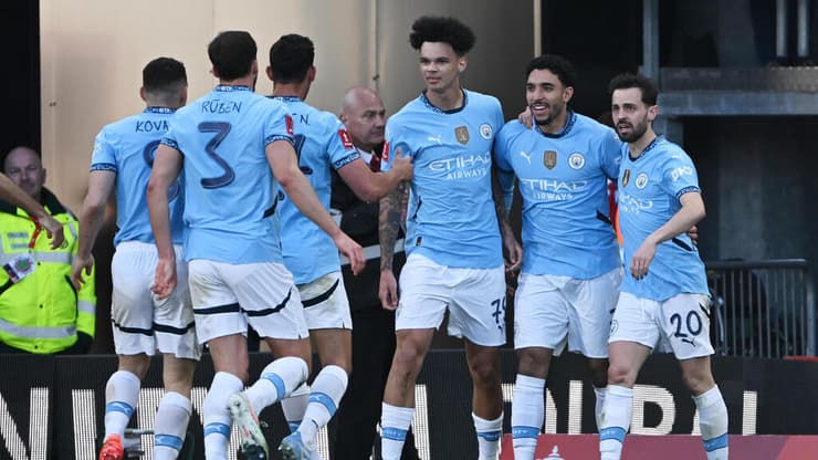 שחקני מנצ'סטר סיטי חוגגים עם עומאר מרמוש