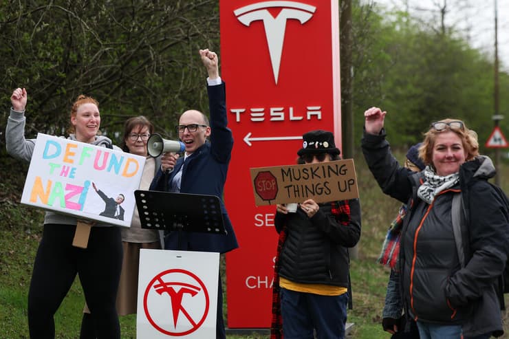 29 במרץ הפגנה נגד חברת טסלה ו אילון מאסק  אדיבורו ב סקוטלנד