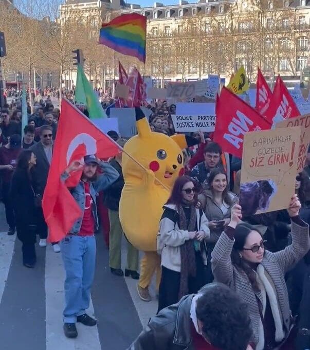 פריז הפגנה פיקאצ'ו מחאה טורקיה