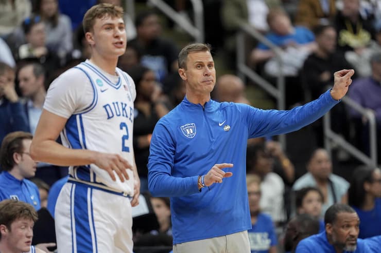 מאמן דיוק ג'ון שאייר עם קופר פלאג