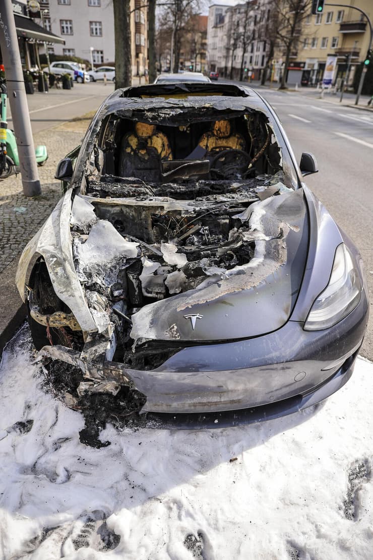 רכב טסלה שהוצת ב ברלין גרמניה 14 במרץ