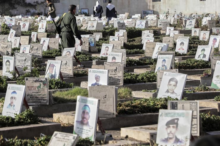 עיד אל פיטר תימן צנעא מבקרים ב קברי חות'ים לרגל החג