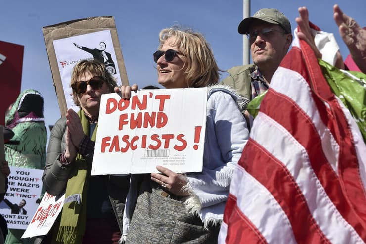 29 במרץ הפגנה נגד חברת טסלה ו אילון מאסק לונדון בריטניה