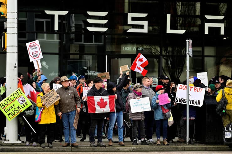 29 במרץ הפגנה נגד חברת טסלה ו אילון מאסק ב ונקובר קנדה
