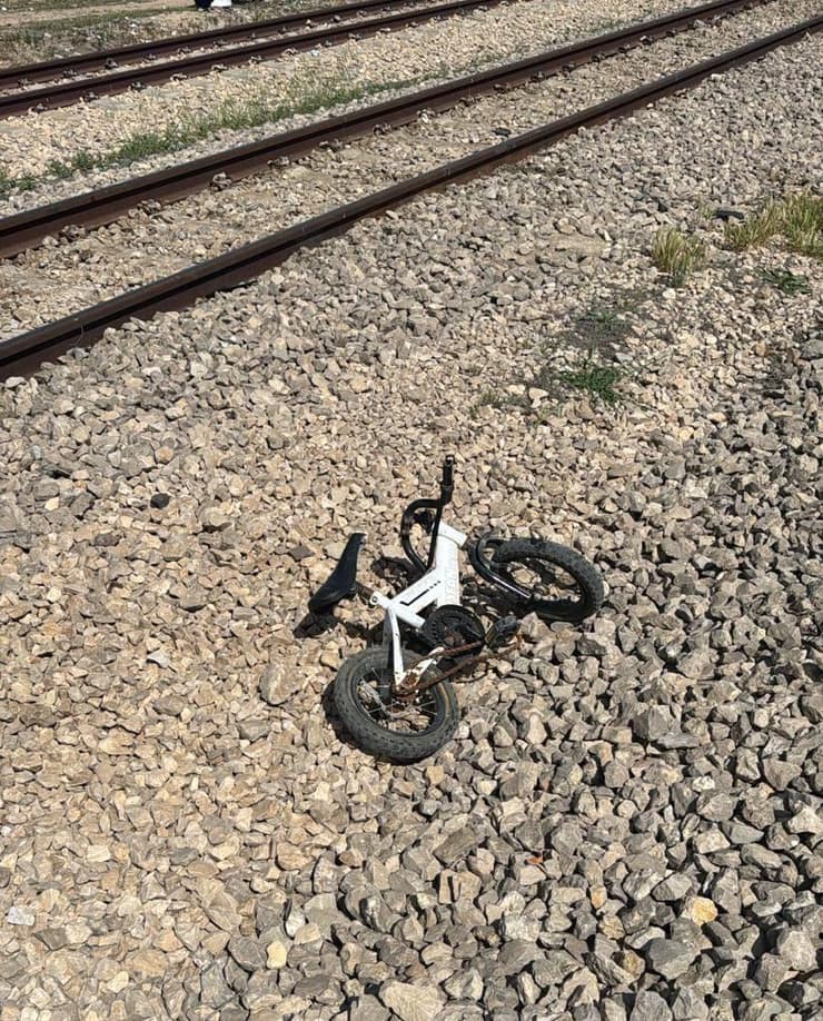 האופניים של הילד שנפגע מרכבת בזירה סמוך לנבטים
