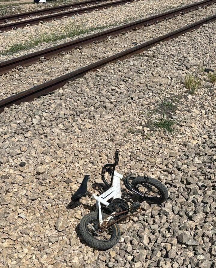 האופניים של הילד שנפגע מרכבת בזירה סמוך לנבטים