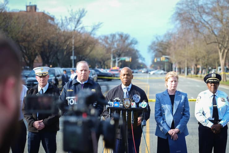 ראש העיר ניו יורק ונציבת המשטרה במסיבת עיתונאים בזירת התאונה