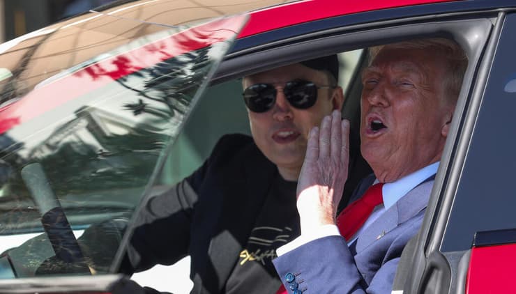 עם אילון מאסק ברכב טסלה, 11 במרץ