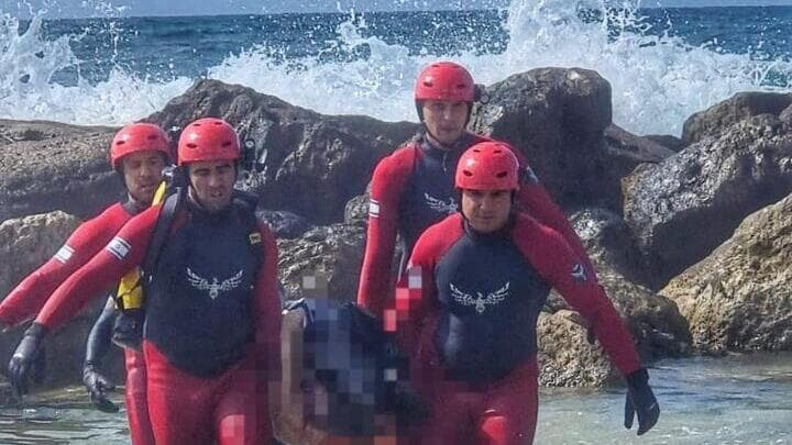 חילוץ הגבר שטבע, היום (צילום: כב"ה) אדם שנעדר אותר על ידי רחפן בין סלעים בתוך שובר גלים בחוף דדו