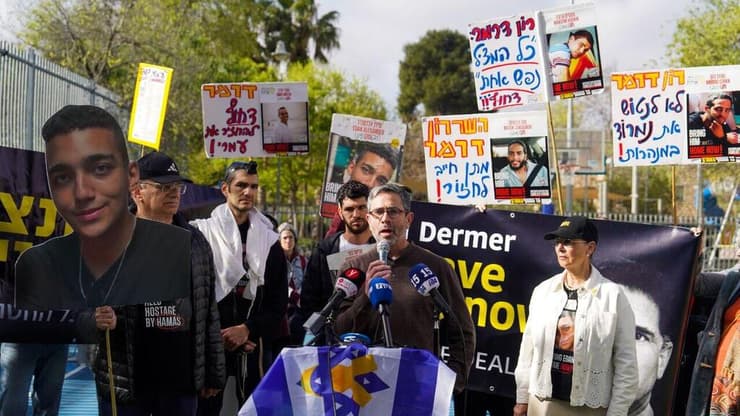 תפילת ראש חודש מול ביתו של השר דרמר (צילום: שלו שלום) הצהרת נציגי משפחות החטופים מול ביתו של השר רון דרמר