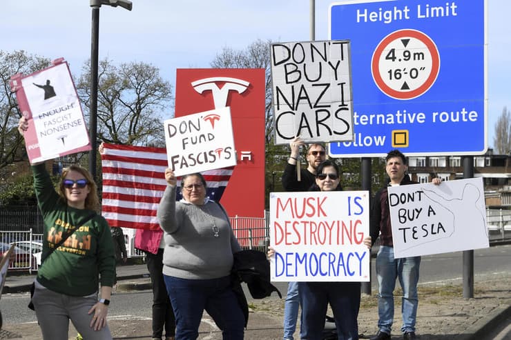 29 במרץ הפגנה נגד חברת טסלה ו אילון מאסק לונדון בריטניה
