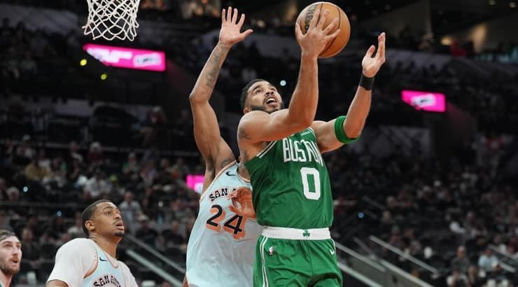 ג'ייסון טייטום בדרך לסל (רויטרס) ג'ייסון טייטום בדרך לסל