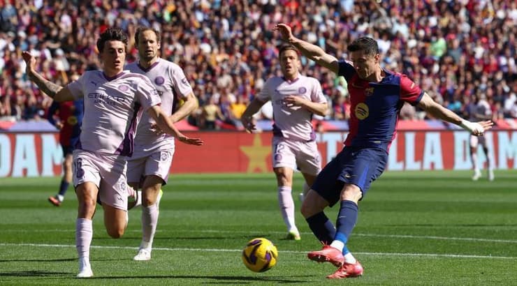 רוברט לבנדובסקי בועט