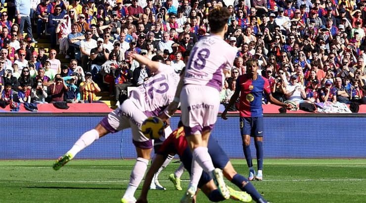 הכדור של לאמין ימאל בדרך לפגוע בקרייצ'י