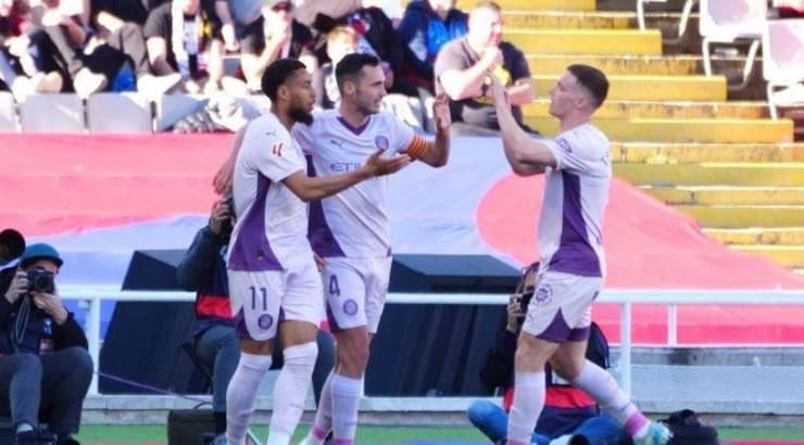 ארנו דנג'ומה מקבל את הברכות