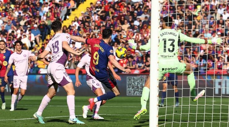 רוברט לבנדובסקי עם הפעולה שהניבה את השער שלו