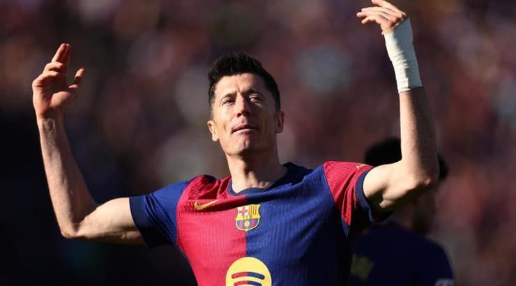 רוברט לבנדובסקי מרים את הקהל