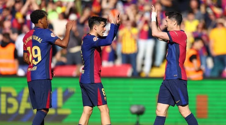 פדי ולאמין ימאל חוגגים עם לבנדובסקי