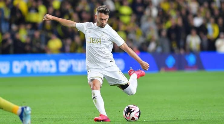 עומר אצילי בועט