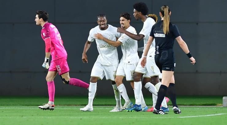 שחקני בית"ר ירושלים חוגגים